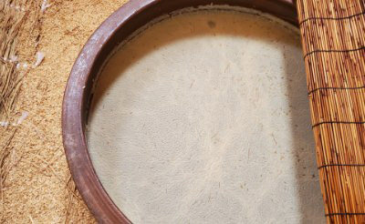 300年続く伝統製法「静置発酵」で造られた壺仕込み米酢を使用