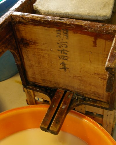 壺酢を汲んで、木樽で熟成