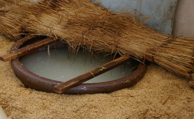 稲莚と籾殻に包まれて一定温度に保温される