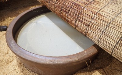 実際に酢を仕込んでいる壺