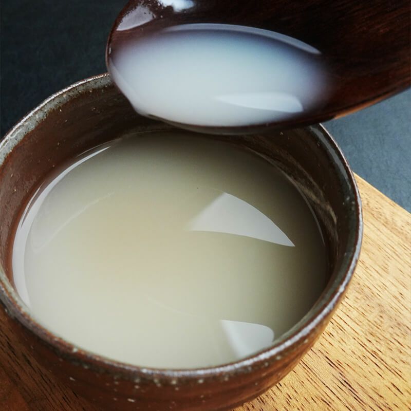 にごりの濃さは、酢酸菌をはじめ、酵素やアミノ酸など、発酵の“ちから”をたっぷり含んだ証